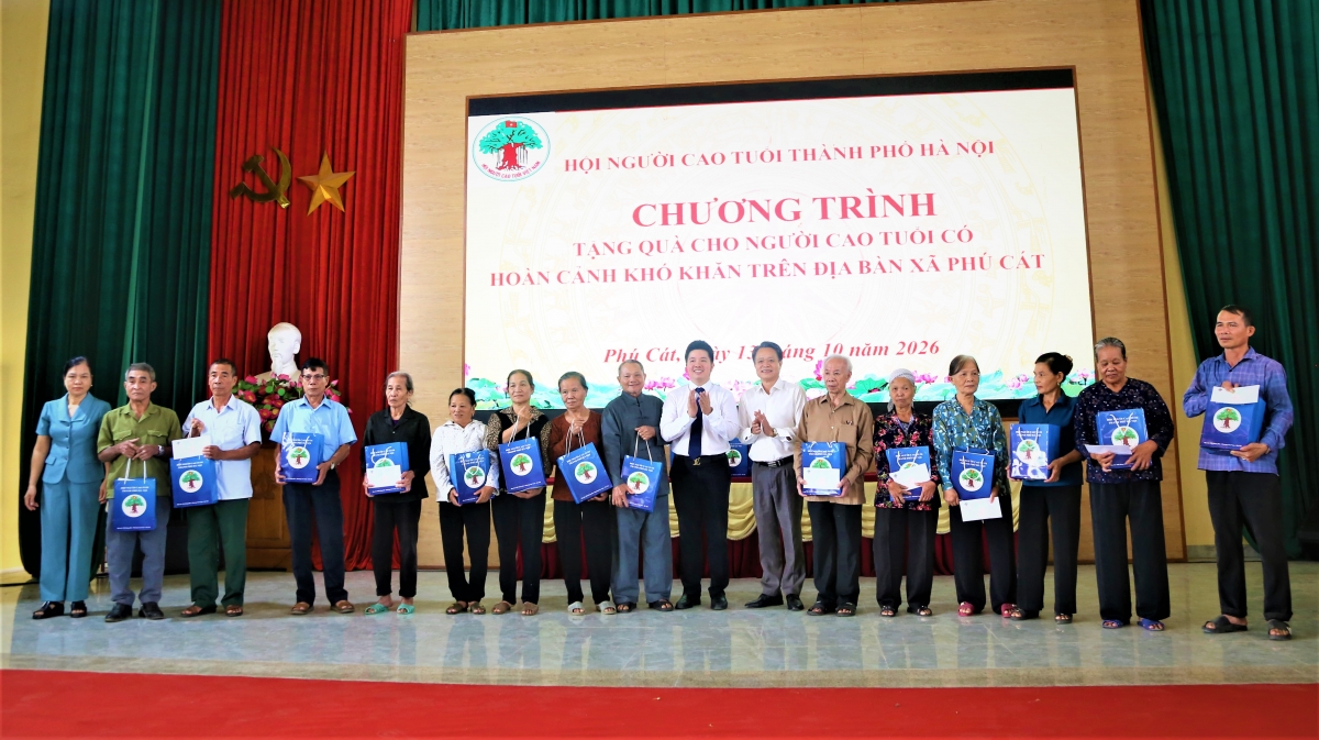 Hà Nội: Trao yêu thương, sẻ chia với NCT hoàn cảnh khó khăn xã Phú Cát