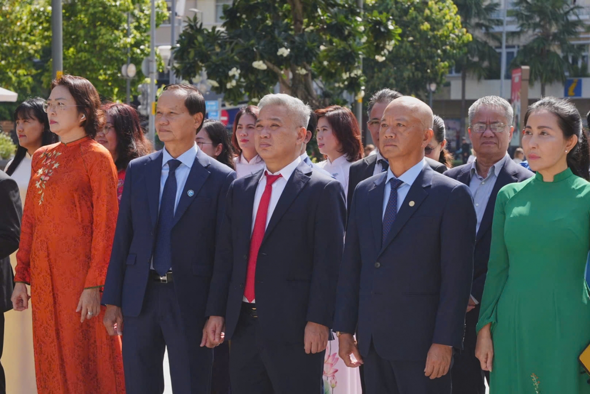 Dẫn đầu đoàn dâng hoa có ông Phan Đình Tuệ (thứ 2 hàng đầu từ phải sang), Phó Chủ tịch Liên đoàn Doanh nghiệp TP. Hồ Chí Minh, Chủ tịch Hội Doanh nghiệp Nghệ Tĩnh tại TP. Hồ Chí Minh, cùng các ủy viên Ban Chấp hành Hội và đông đảo doanh nhân tiêu biểu