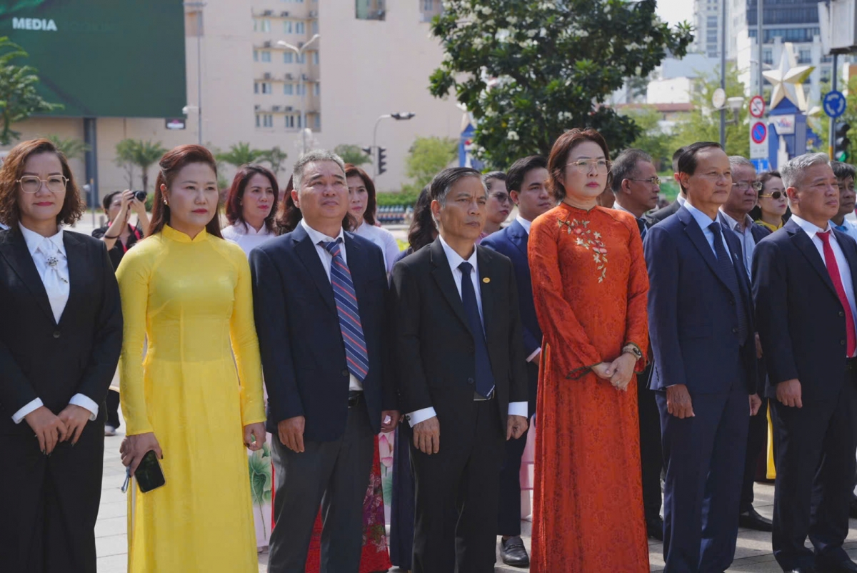 Doanh nhân TP. Hồ Chí Minh dâng hoa tưởng nhớ Chủ tịch Hồ Chí Minh