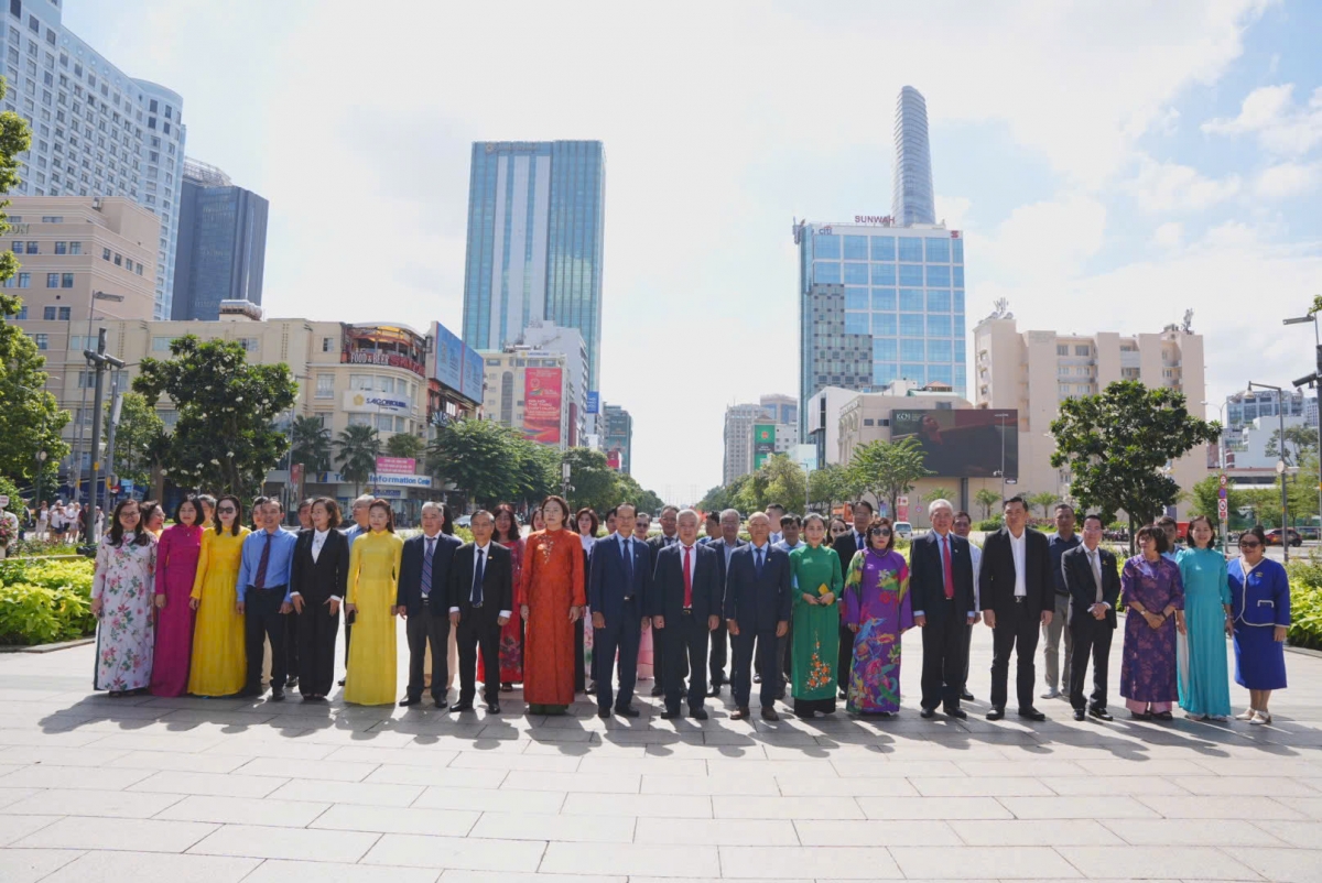 Doanh nhân TP. Hồ Chí Minh dâng hoa tưởng nhớ Chủ tịch Hồ Chí Minh