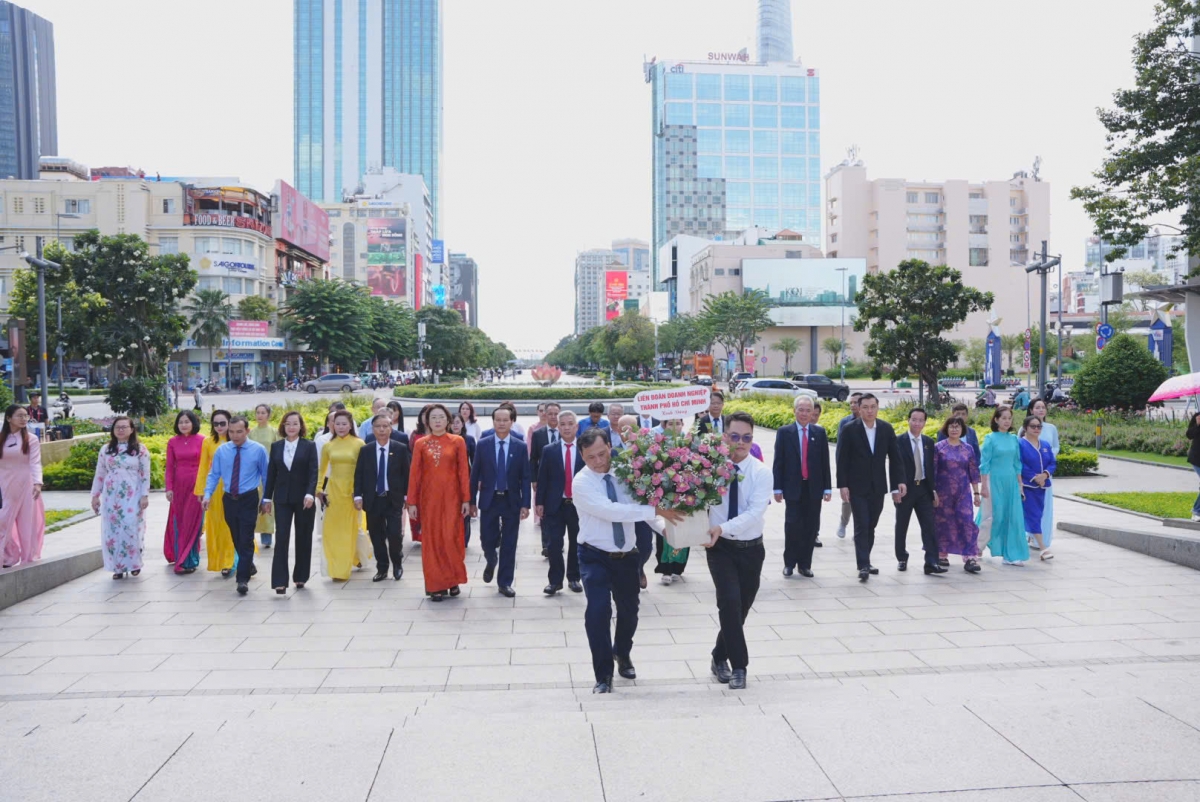 Doanh nhân TP. Hồ Chí Minh dâng hoa tưởng nhớ Chủ tịch Hồ Chí Minh