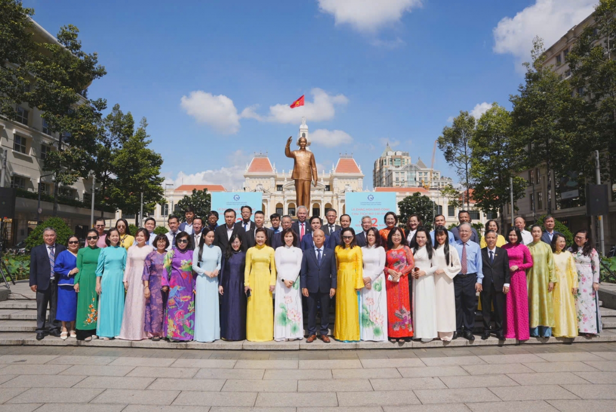 Doanh nhân TP. Hồ Chí Minh dâng hoa tưởng nhớ Chủ tịch Hồ Chí Minh