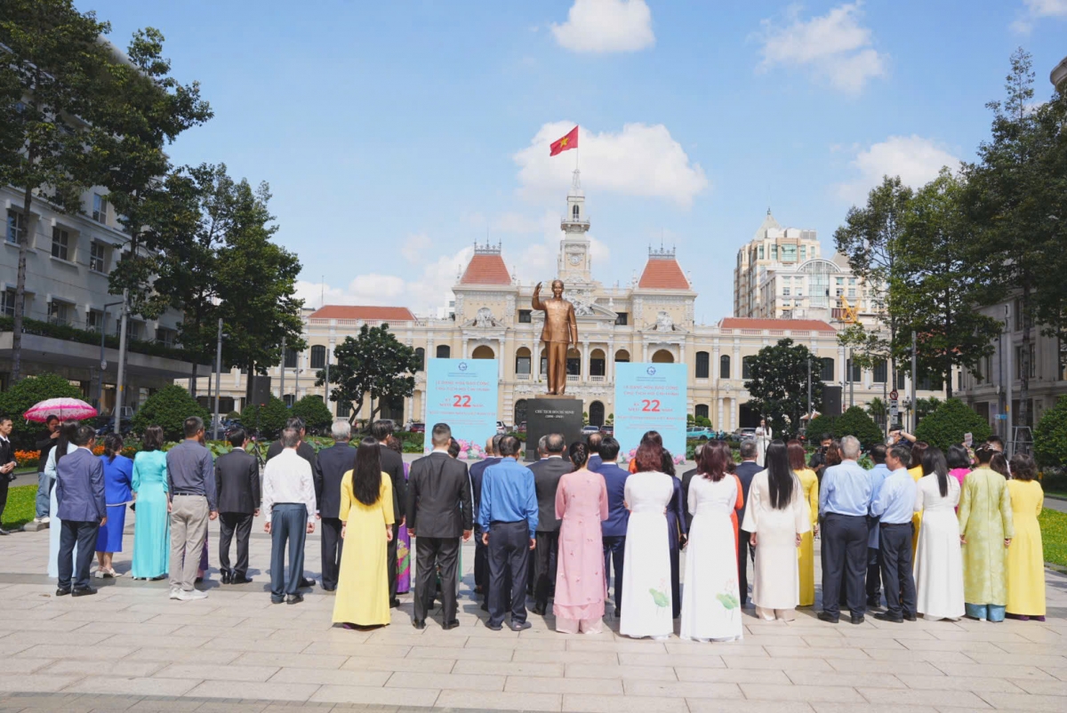 Doanh nhân TP. Hồ Chí Minh dâng hoa tưởng nhớ Chủ tịch Hồ Chí Minh