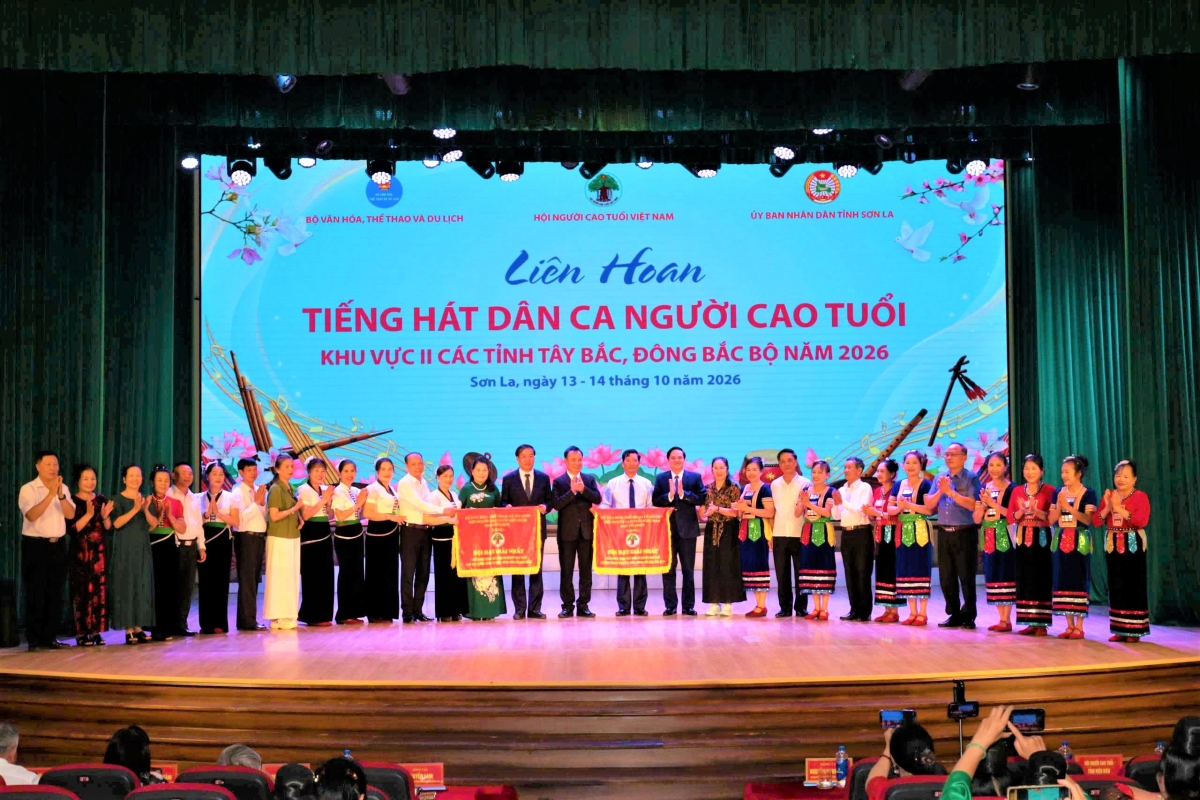 Ban tổ chức trao giải Nhất cho Đội nghệ thuật Hội NCT tỉnh Điện Biên và Đội nghệ thuật Hội NCT tỉnh Lai Châu