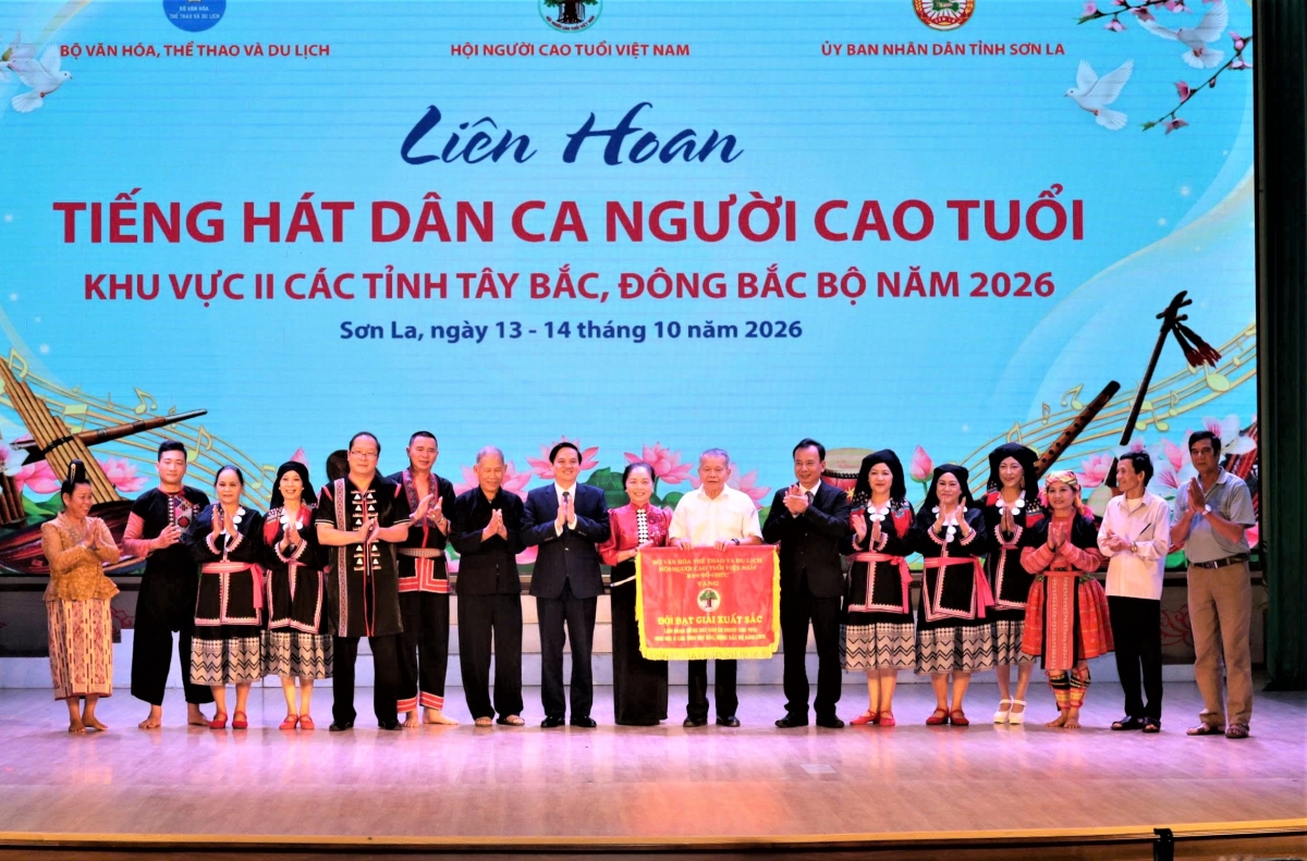 Ban tổ chức trao giải Xuất sắc cho đội nghệ thuật Hội NCT tỉnh Sơn La