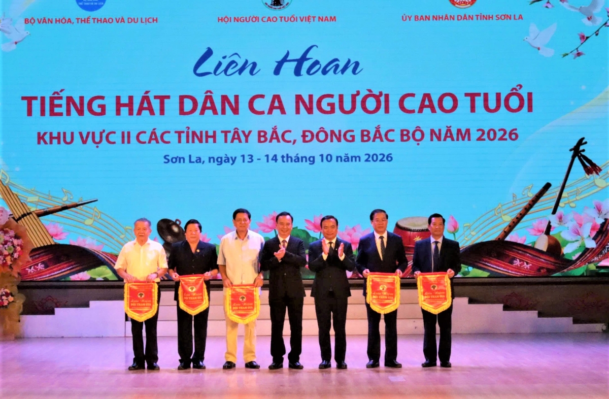 Ban tổ chức trao Cờ lưu niệm cho các Đội tham gia Liên hoan