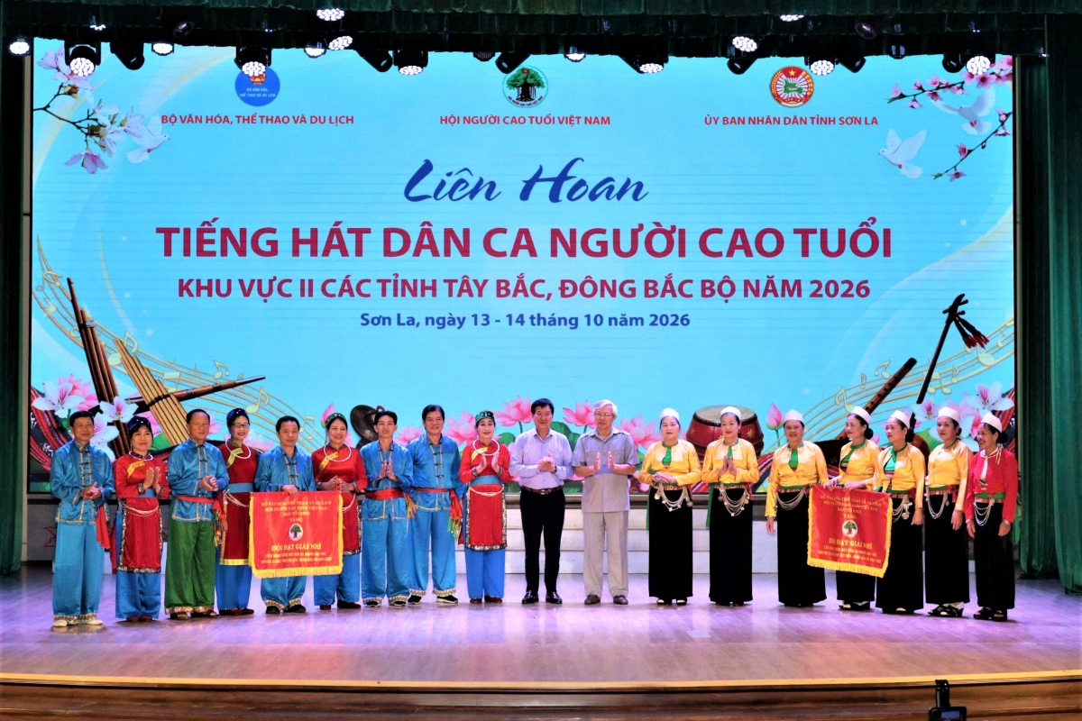 Ban tổ chức trao giải Nhì cho Đội nghệ thuật Hội NCT tỉnh Lào Cai và Đội nghệ thuật Hội NCT tỉnh Phú Thọ