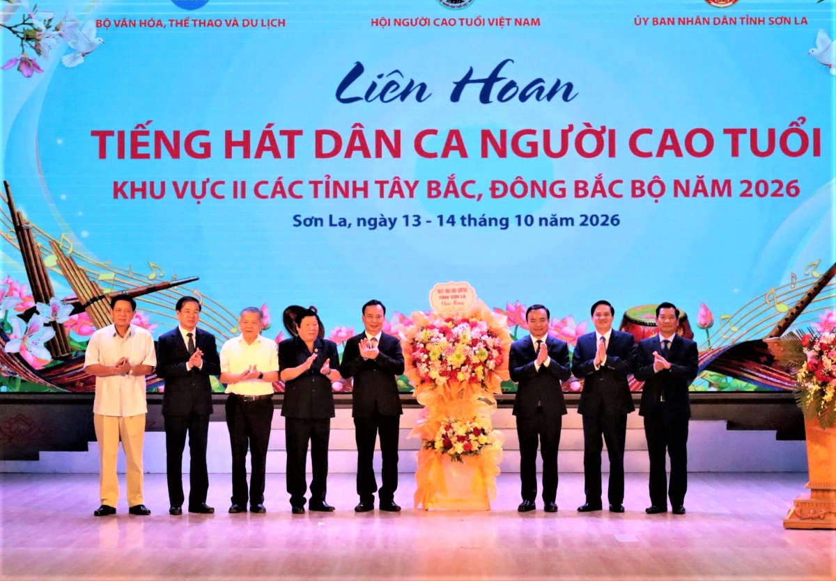 Lãnh đạo tỉnh Sơn La tặng hoa chúc mừng Liên hoan