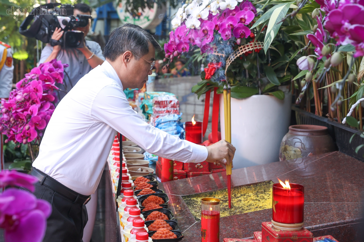 Thủ tướng Chính phủ Lê Minh Hưng dâng hương tưởng niệm Cố Tổng Bí thư Trần Phú cùng các Anh hùng liệt sĩ tại công viên Lê Thị Riêng - Ảnh: chinhphu.vn