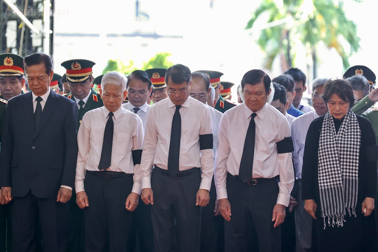 Các đồng chí lãnh đạo, nguyên lãnh đạo mặc niệm tưởng nhớ các anh hùng liệt sĩ - Ảnh: chinhphu.vn