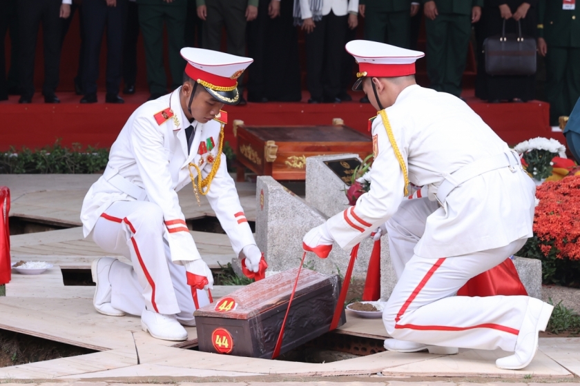 Đội công tác thực hiện nghi thức an táng hài cốt liệt sĩ tại Nghĩa trang liệt sĩ Thành phố Hồ Chí Minh - Ảnh: chinhphu.vn