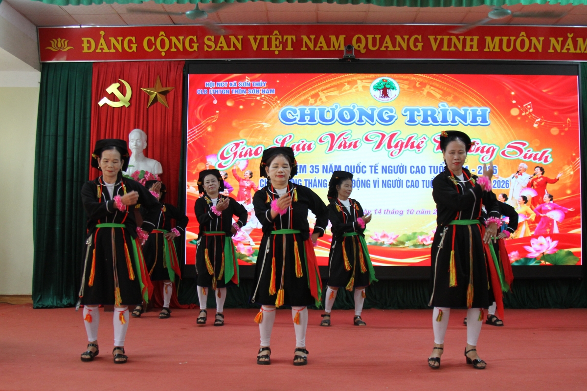 Các tiết mục văn nghệ của CLB Liên thế hệ tự giúp nhau thôn Sơn Nam, xã Sơn Thủy, tỉnh Tuyên Quang được dàn dựng công phu Các tiết mục văn nghệ của CLB Liên thế hệ tự giúp nhau thôn Sơn Nam, xã Sơn Thủy, tỉnh Tuyên Quang được dàn dựng công phu