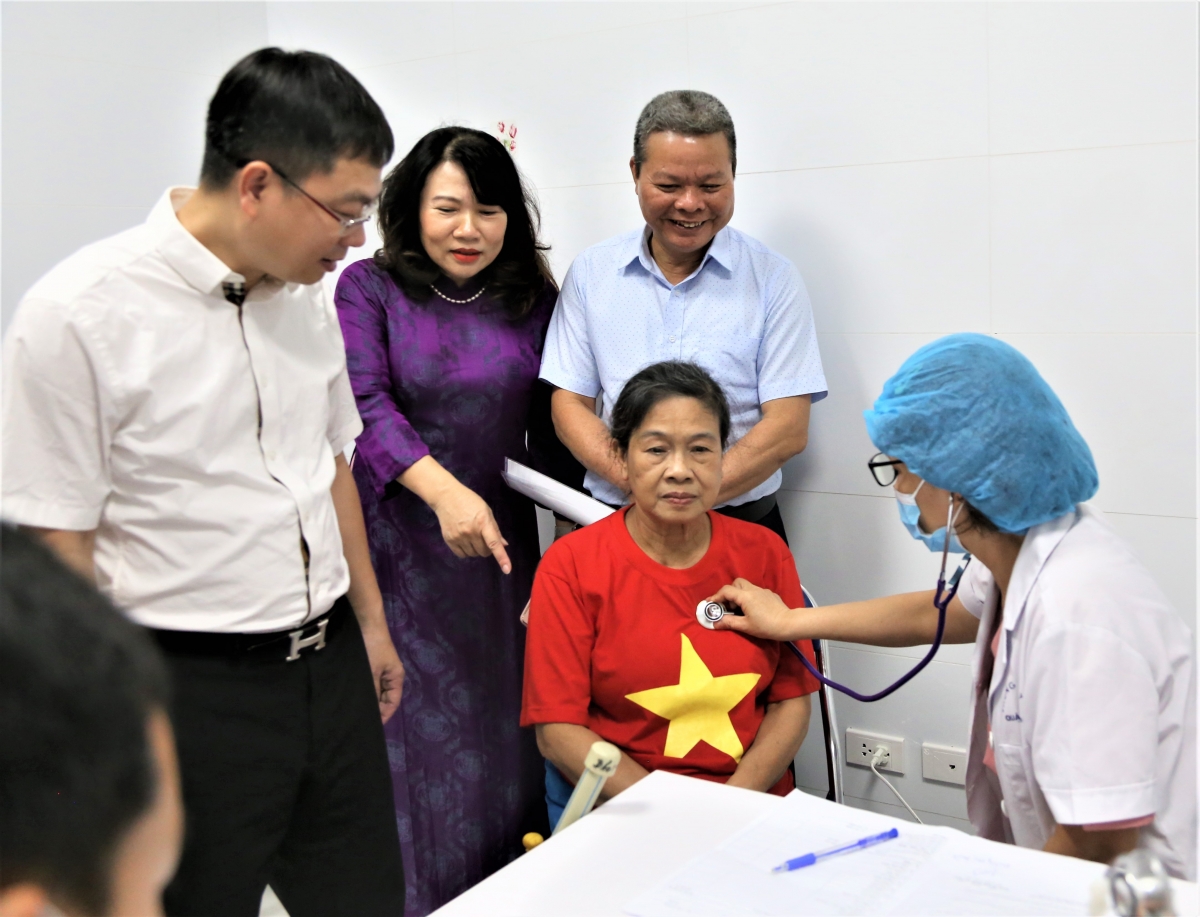 Các đại biểu tham quan khu vực khám sức khỏe tổng quát cho NCT