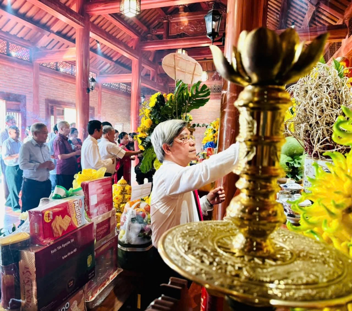 Ông Nguyễn Văn Long cùng Đoàn dâng hương tưởng niệm Chủ tịch Hồ Chí Minh, Đại tướng Võ Nguyên Giáp và Anh hùng Liệt sỹ Võ Thị Sáu