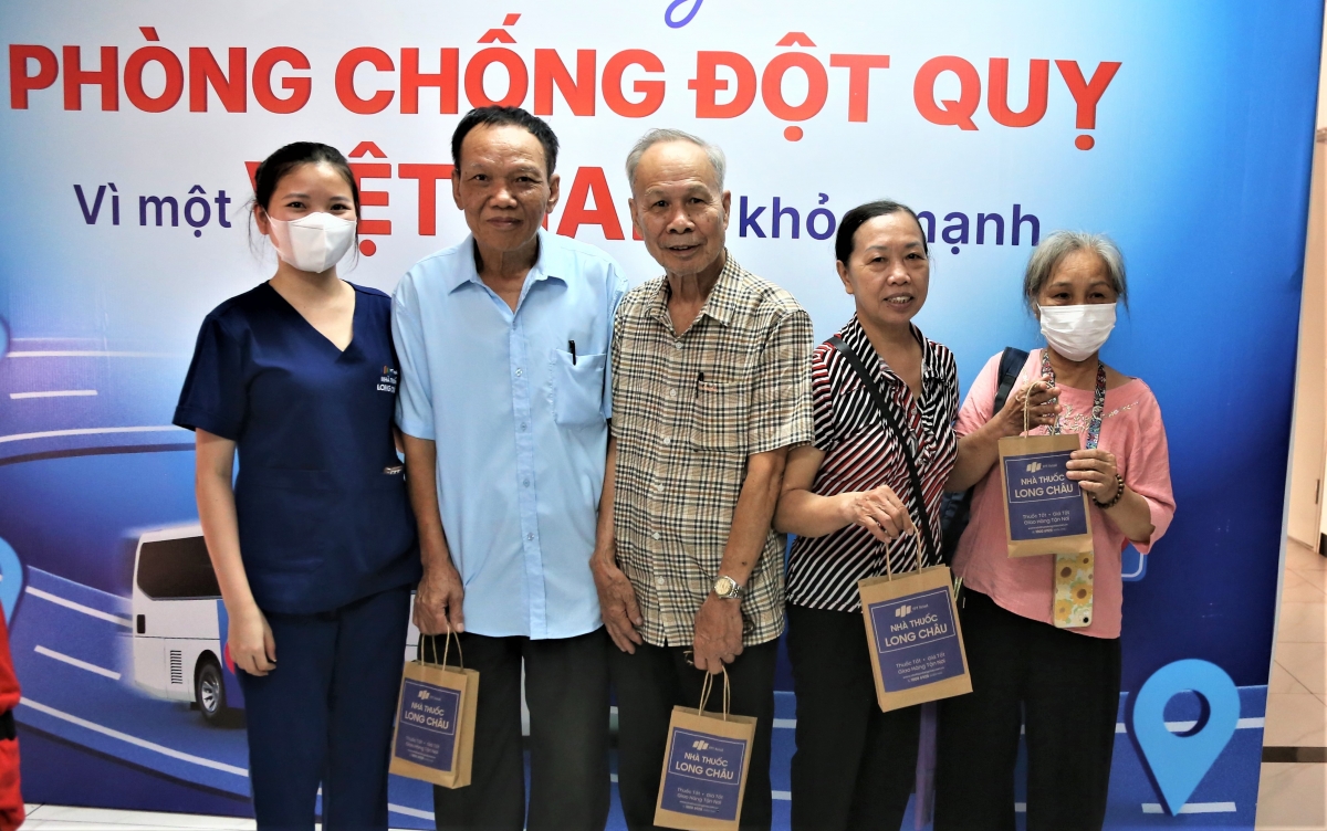 Công ty Long Châu tặng quà NCT Công ty Long Châu tặng quà NCT