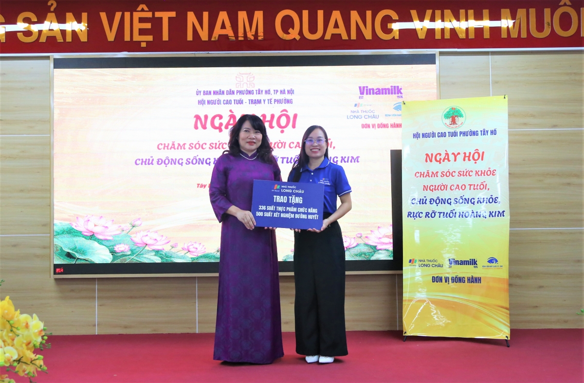 Đại diện Công ty Long Châu tặng quà NCT Đại diện Công ty Long Châu tặng quà NCT