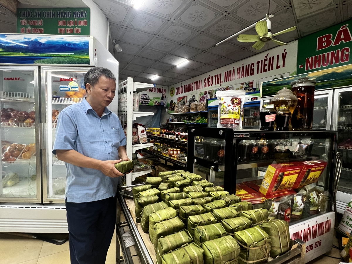 Ông Trịnh Văn Tiến kinh doanh những sản phẩm đảm bảo chất lượng tại siêu thị Tiến Lý Ông Trịnh Văn Tiến kinh doanh những sản phẩm đảm bảo chất lượng tại siêu thị Tiến Lý