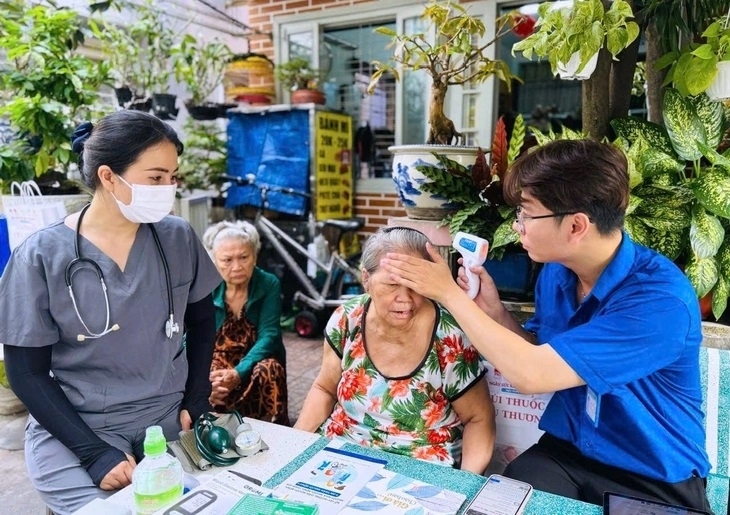 Thực hiện khám, chữa bệnh tại nhà cho NCT không có điều kiện đến cơ sở y tế