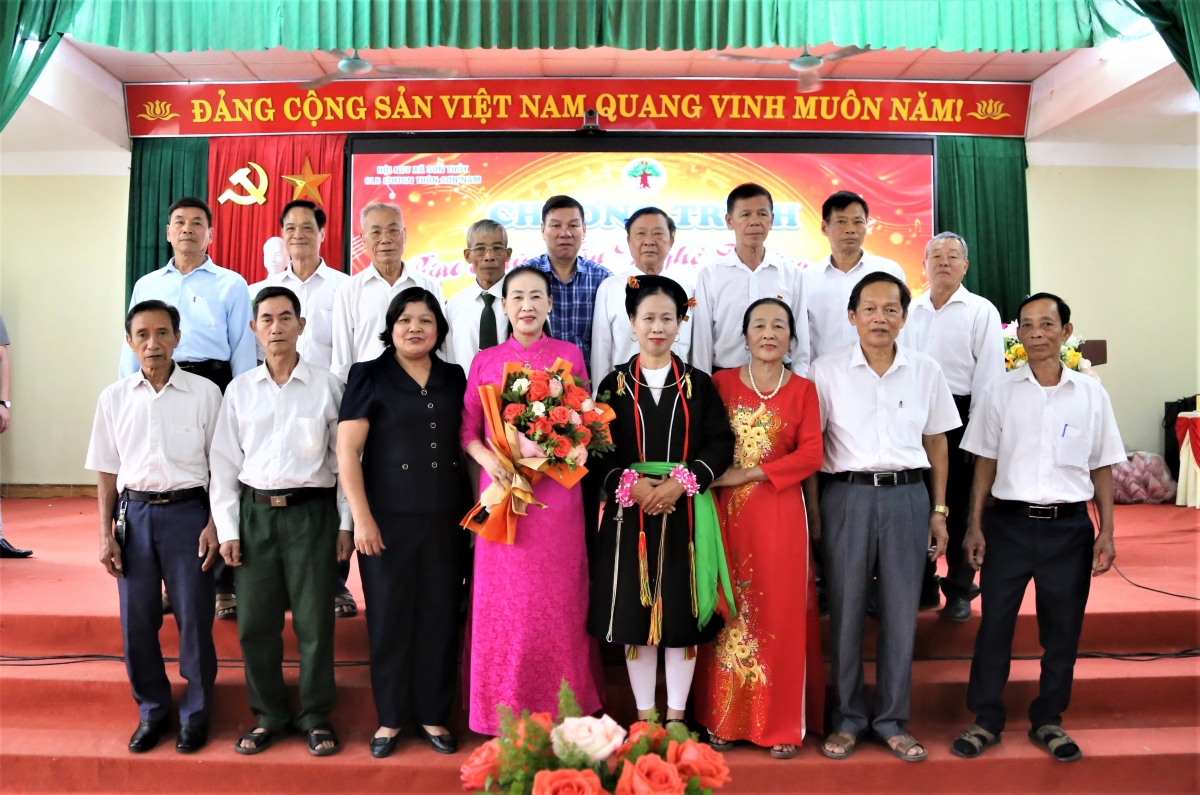 Nhà báo Thanh Hà cùng cán bộ, hội viên NCT xã Sơn Thủy chụp ảnh lưu niệm