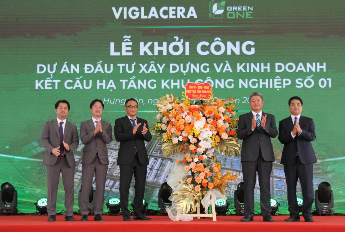 Lãnh đạo Tỉnh ủy, HĐND, UBND, UBMTTQ tỉnh Hưng Yên tặng hoa chúc mừng