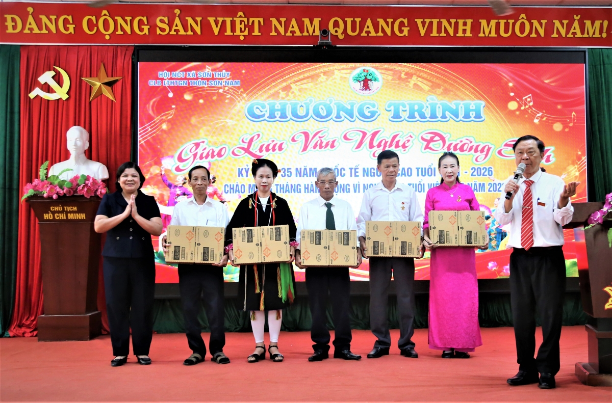 Bà Nguyễn Thanh Hà trao quà của nhà tài trợ sữa Meiji Nhật Bản cho NCT tham gia chương trình