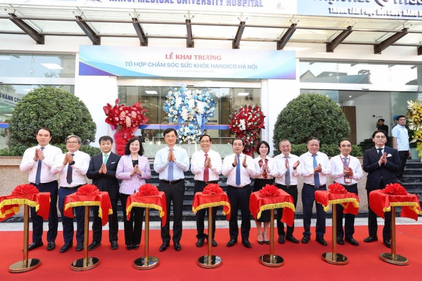 Các đại biểu cắt băng khai trương Tổ hợp chăm sóc sức khỏe HANDICO.