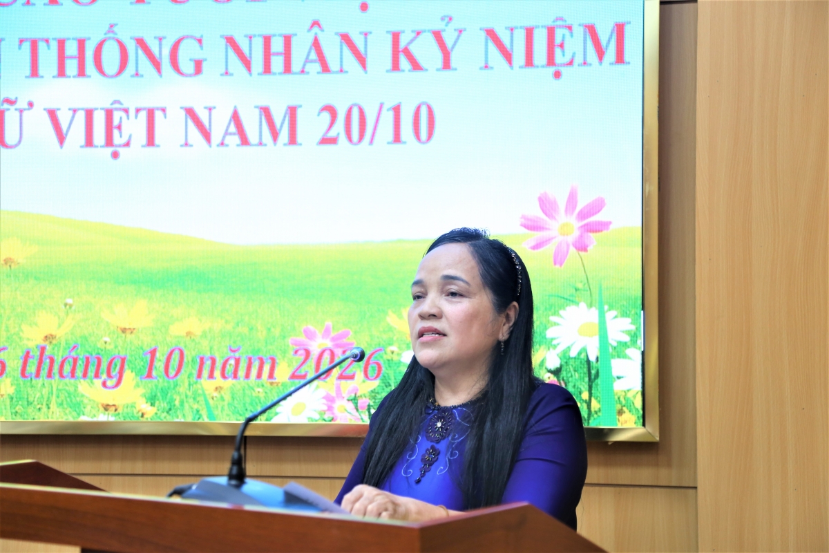 Chủ nhiệm CLB Hà Thị Minh Tâm đọc diễn văn kỷ niệm Ngày Phụ nữ Việt Nam (20-10)
