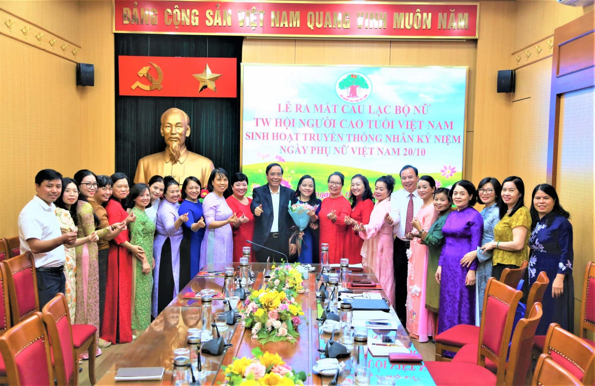 Đại biểu và các thành viên CLB chụp ảnh lưu niệm