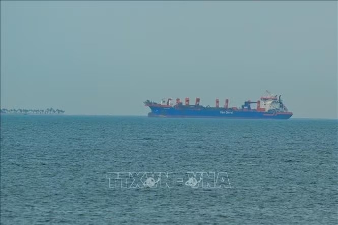 Một tàu thương mại neo đậu ngoài khơi Các Tiểu vương quốc Arab Thống nhất (UAE), tại khu vực Eo biển Hormuz, ngày 2/3/2026. Ảnh TTXVN Một tàu thương mại neo đậu ngoài khơi Các Tiểu vương quốc Arab Thống nhất (UAE), tại khu vực Eo biển Hormuz, ngày 2/3/2026. Ảnh TTXVN