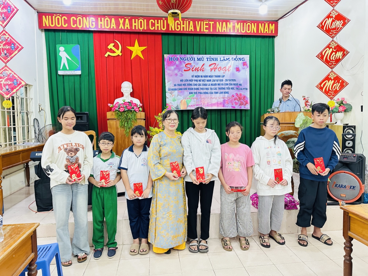 Trao học bổng cho các em học sinh con người mù Hội Người mù tỉnh Lâm Đồng tổ chức sinh hoạt kỷ niệm Ngày Phụ nữ Việt Nam 20/10