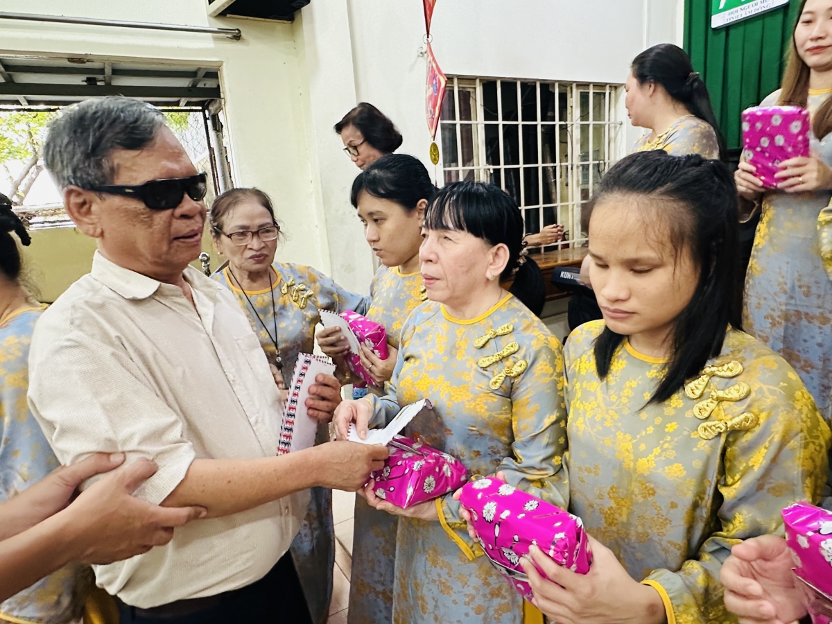 Lãnh đạo Hội Người mù tỉnh trao quà cho hội viên mù Hội Người mù tỉnh Lâm Đồng tổ chức sinh hoạt kỷ niệm Ngày Phụ nữ Việt Nam 20/10