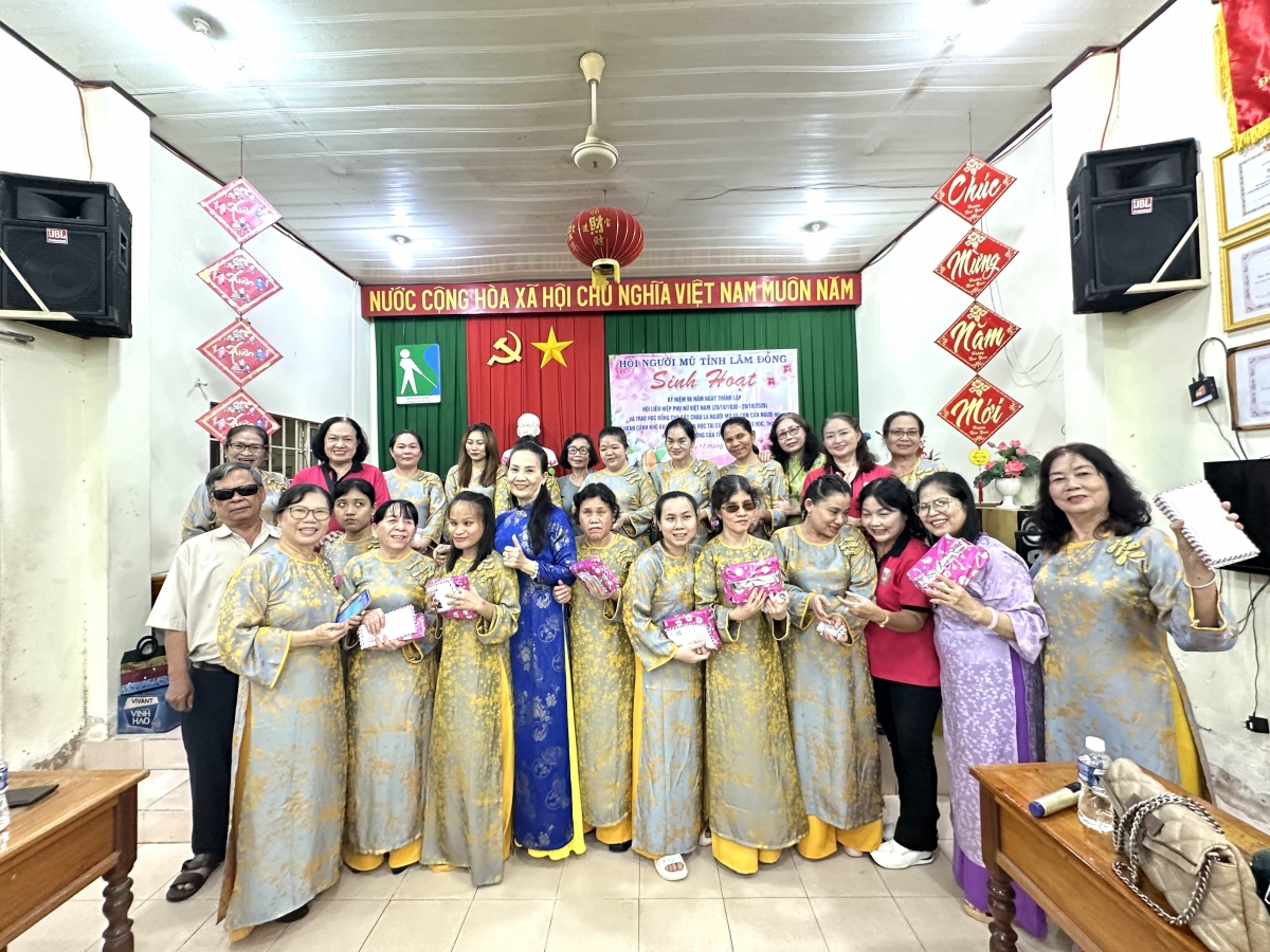 Các chị em mù chụp hình lưu niệm với các mạnh thường quân Hội Người mù tỉnh Lâm Đồng tổ chức sinh hoạt kỷ niệm Ngày Phụ nữ Việt Nam 20/10