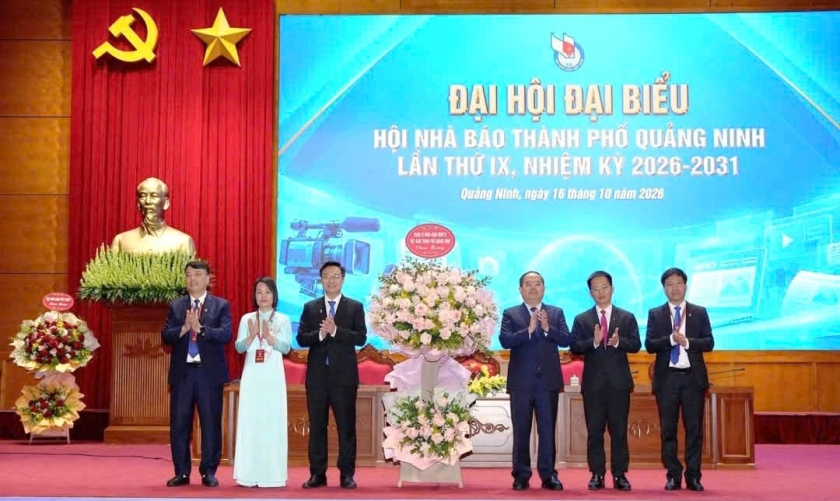 Đồng chí Quản Minh Cường, Ủy viên Ban Chấp hành Trung ương Đảng, Bí thư Thành ủy, Trưởng Đoàn đại biểu Quốc hội thành phố Quảng Ninh tặng hoa chúc mừng đại hội.