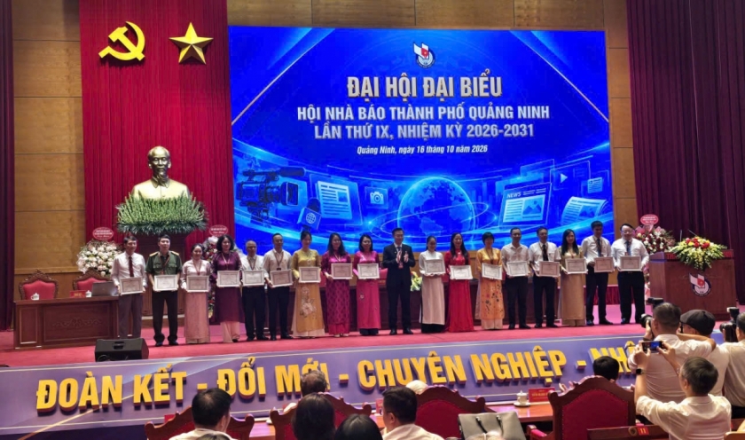 Đồng chí Nguyễn Thế Lãm, Chủ tịch Hội Nhà báo thành phố  trao giấy khen cho các hội viên có thành tích xuất sắc.