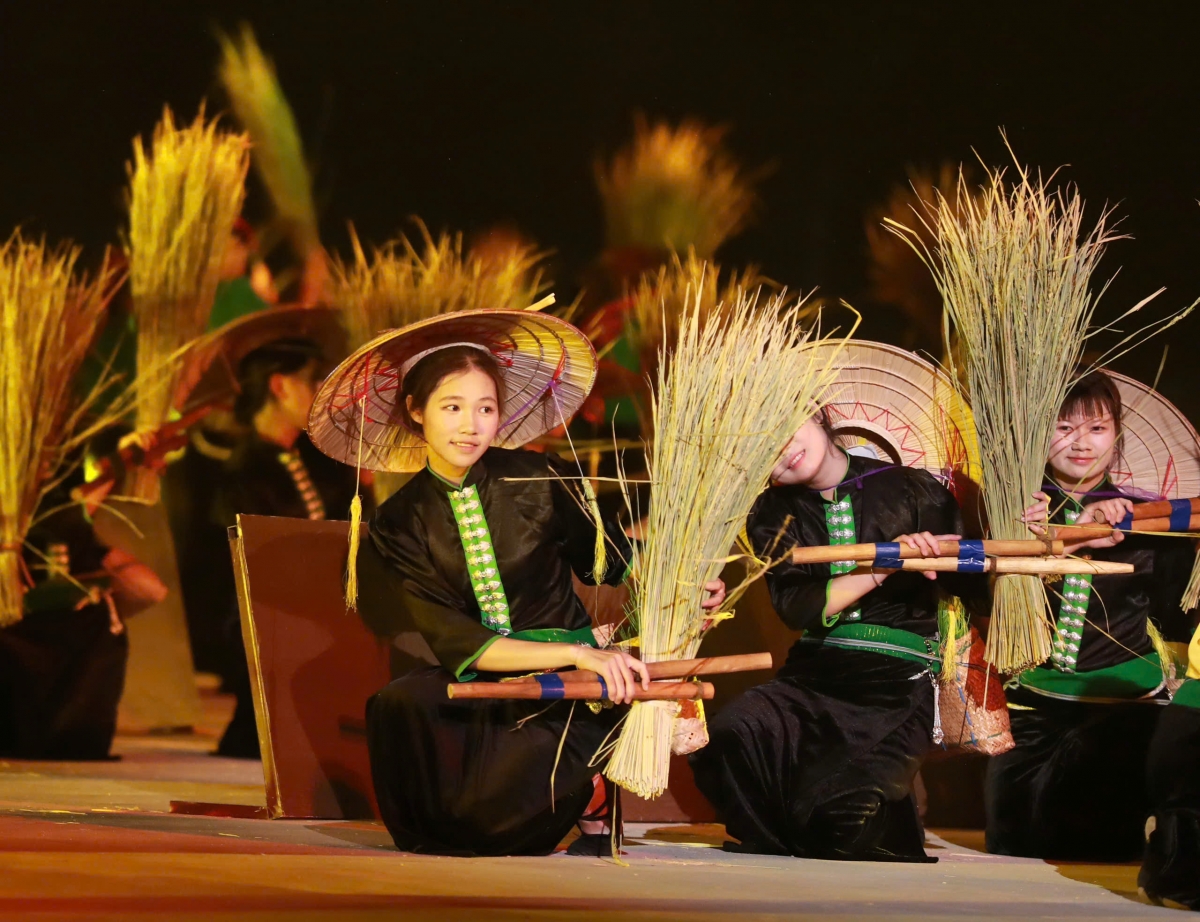 Mường Lò khai hội: Tinh hoa Xòe Thái lan tỏa sức sống di sản Mường Lò khai hội: Tinh hoa Xòe Thái lan tỏa sức sống di sản