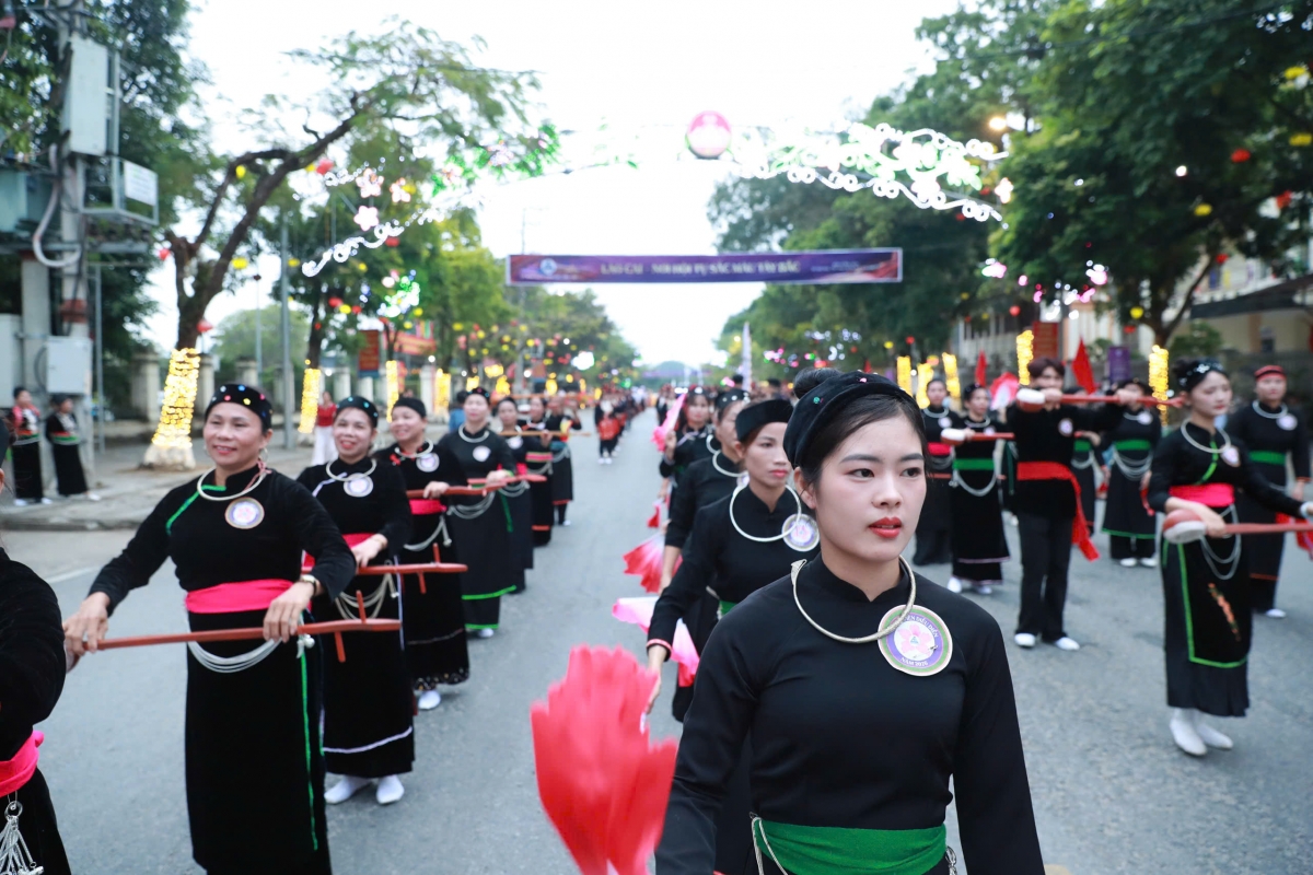 Mường Lò khai hội: Tinh hoa Xòe Thái lan tỏa sức sống di sản Mường Lò khai hội: Tinh hoa Xòe Thái lan tỏa sức sống di sản