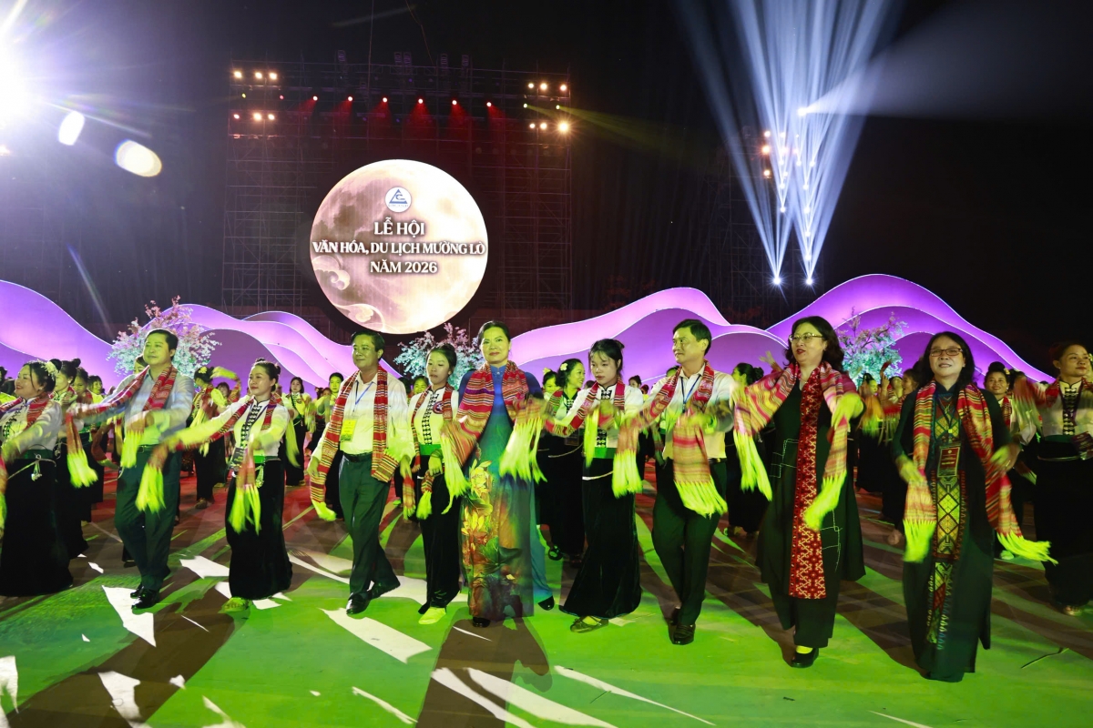 Mường Lò khai hội: Tinh hoa Xòe Thái lan tỏa sức sống di sản Mường Lò khai hội: Tinh hoa Xòe Thái lan tỏa sức sống di sản