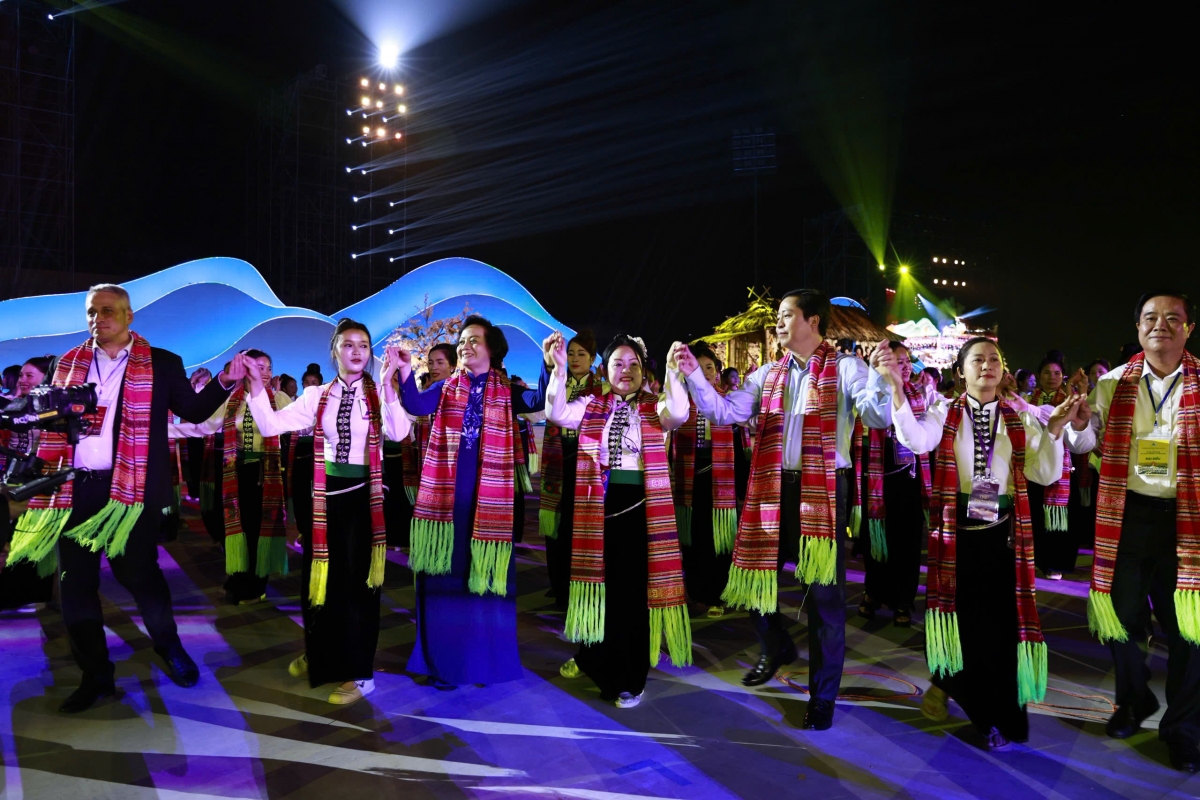 Mường Lò khai hội: Tinh hoa Xòe Thái lan tỏa sức sống di sản Mường Lò khai hội: Tinh hoa Xòe Thái lan tỏa sức sống di sản
