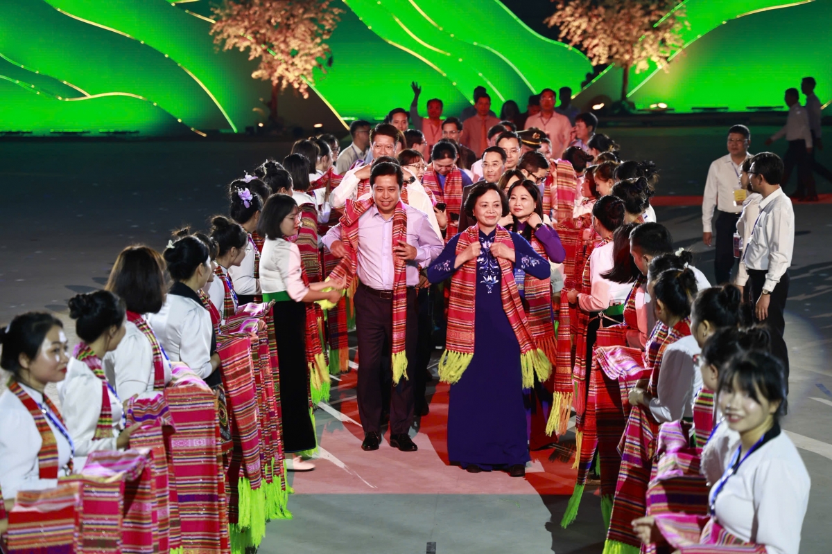 Mường Lò khai hội: Tinh hoa Xòe Thái lan tỏa sức sống di sản Mường Lò khai hội: Tinh hoa Xòe Thái lan tỏa sức sống di sản