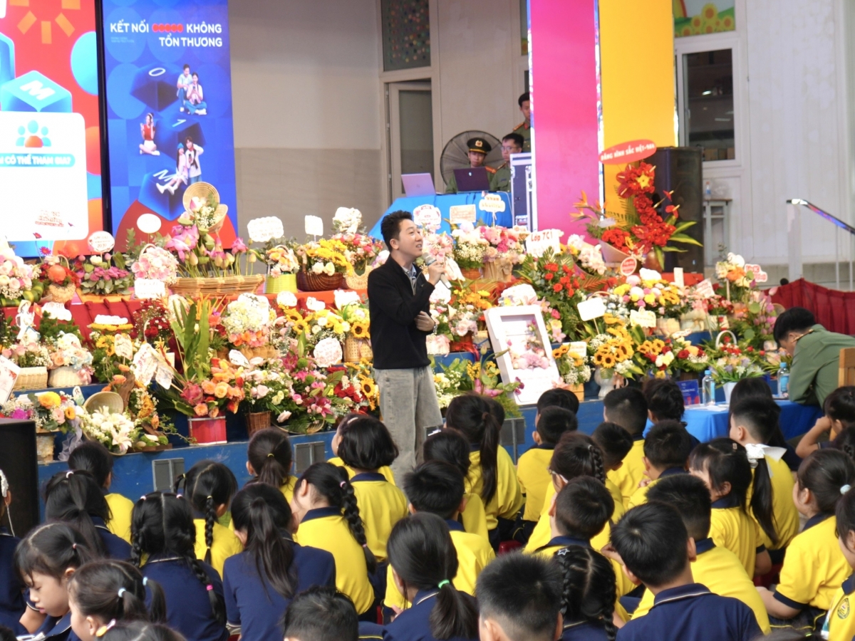 Đại sứ của Chiến dịch ông Nguyễn Dương Phúc chia sẻ những bài học thực tế của bản thân khi sử dụng mạng xã hội để tránh bị lừa đảo, tổn thương Đại sứ của Chiến dịch ông Nguyễn Dương Phúc chia sẻ những bài học thực tế của bản thân khi sử dụng mạng xã hội để tránh bị lừa đảo, tổn thương