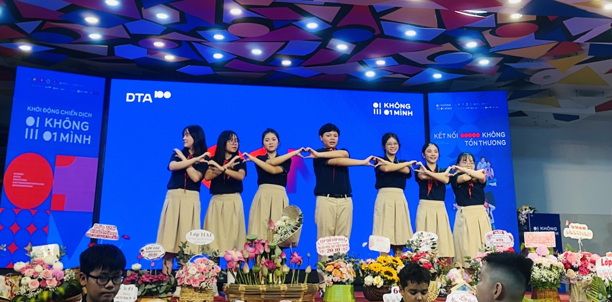 Văn nghệ chào mừng tại lễ phát động Chiến dịch “ Không Một Mình” của các em học sinh Văn nghệ chào mừng tại lễ phát động Chiến dịch “ Không Một Mình” của các em học sinh