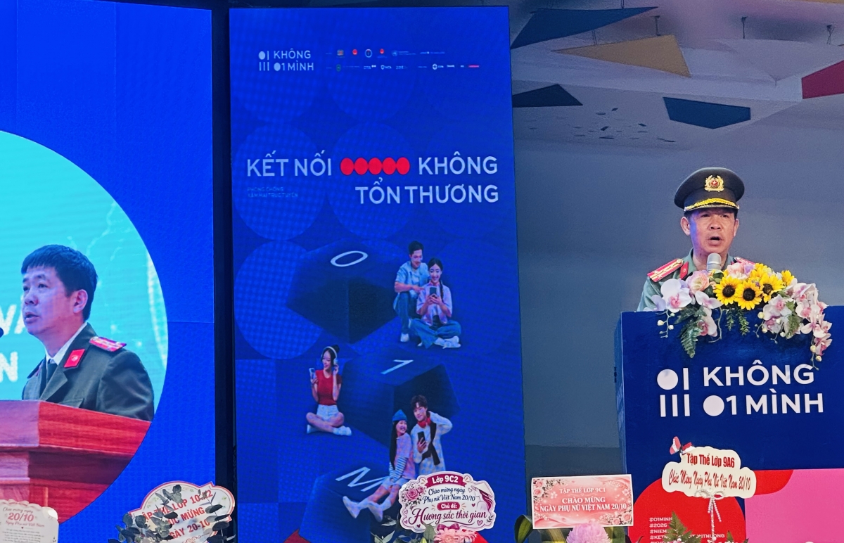 Đại tá Vũ Hoàng Anh phát biểu khai mạc tại Chiến dịch “ Không Một Mình” Đại tá Vũ Hoàng Anh phát biểu khai mạc tại Chiến dịch “ Không Một Mình”