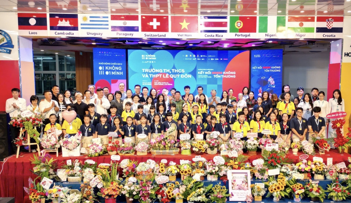 Các đại biểu cùng các thầy cô giáo và các em học sinh chụp hình lưu niệm lại Lễ phát động Các đại biểu cùng các thầy cô giáo và các em học sinh chụp hình lưu niệm lại Lễ phát động