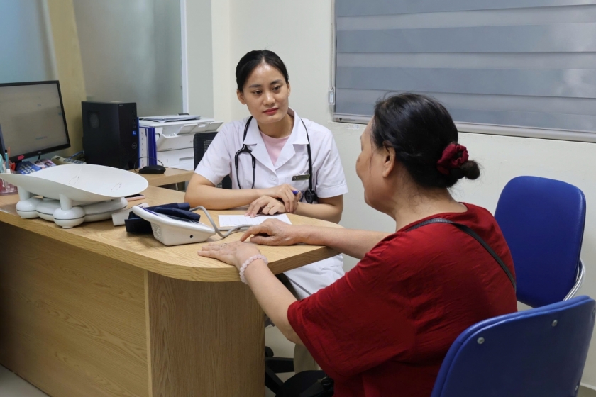 Đến với Trung tâm tiêm chủng của Bệnh viện Bưu điện, người dân, đặc biệt là người cao tuổi sẽ được tư vấn, thăm khám một cách chu đáo.