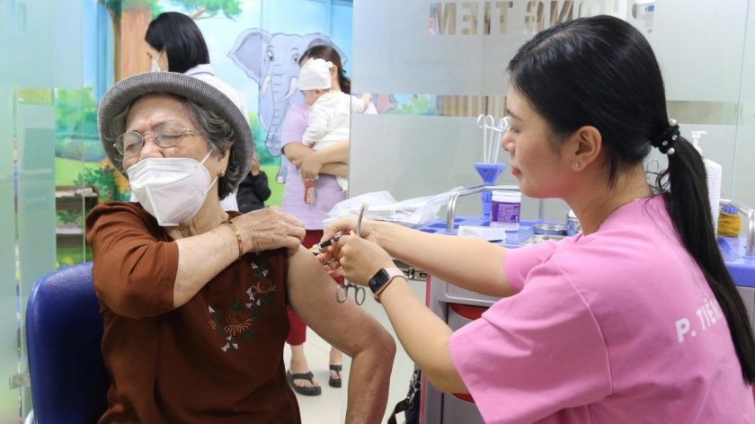 Người cao tuổi đến khám và điều trị tại Trung tâm tiêm chủng của Bệnh viện Bưu điện.