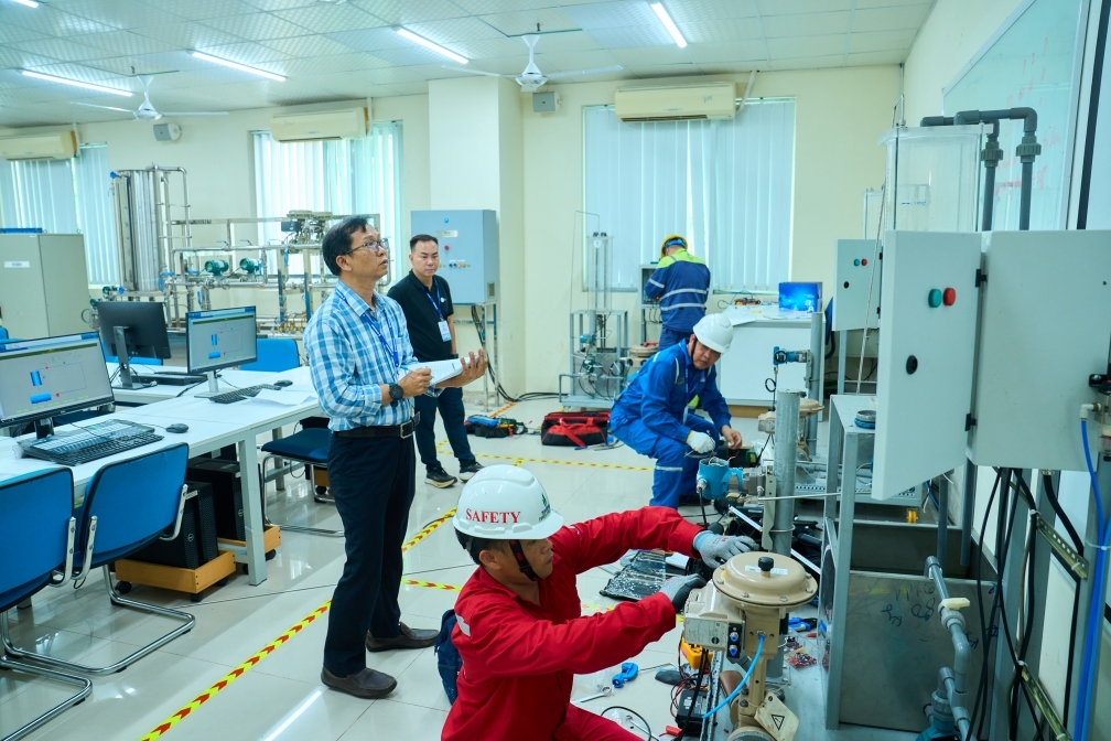 Các thí sinh của nghề thi Lặn thi công, Quản trị và bảo mật hệ thống mạng công nghệ thông tin và Tự động hóa