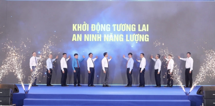 Các đại biểu thực hiện nghi lễ bấm nút khởi công Dự án. Các đại biểu thực hiện nghi lễ bấm nút khởi công Dự án.