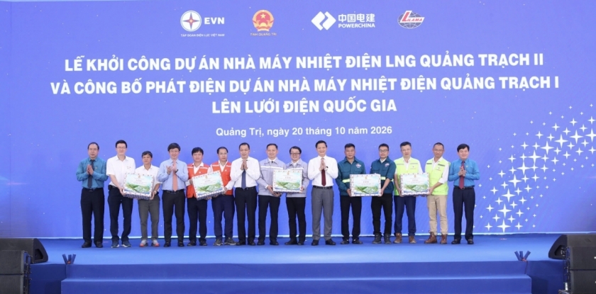 Tặng quà khích lệ CBCNV tại buổi lễ. Tặng quà khích lệ CBCNV tại buổi lễ.