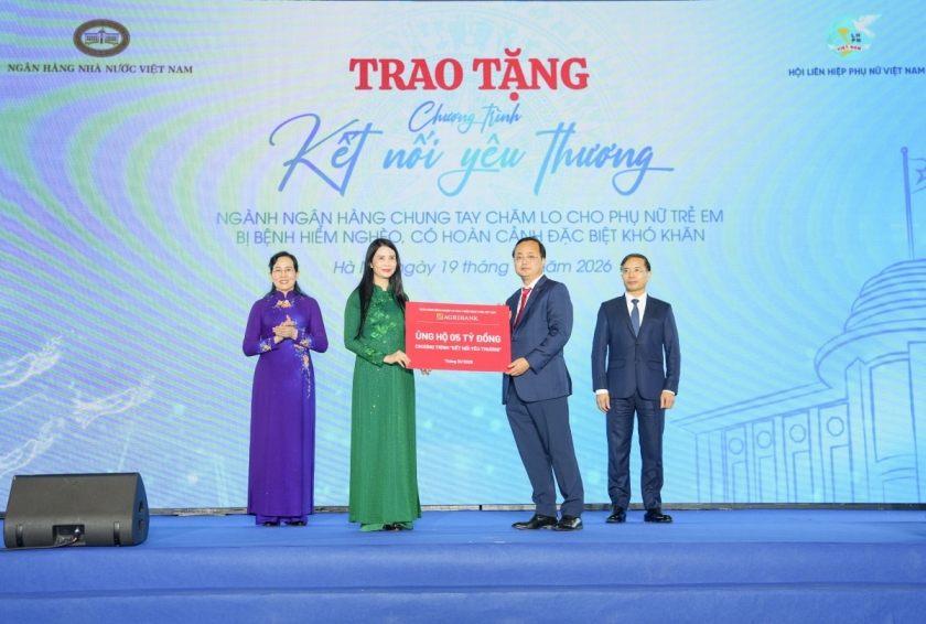Đồng chí Tô Huy Vũ - Bí thư Đảng ủy, Chủ tịch Hội đồng thành viên Agribank trao biểu trưng ủng hộ Chương trình “Kết nối yêu thương” góp phần chăm lo, hỗ trợ phụ nữ và trẻ em mắc bệnh hiểm nghèo có hoàn cảnh đặc biệt khó khăn. Đồng chí Tô Huy Vũ - Bí thư Đảng ủy, Chủ tịch Hội đồng thành viên Agribank trao biểu trưng ủng hộ Chương trình “Kết nối yêu thương” góp phần chăm lo, hỗ trợ phụ nữ và trẻ em mắc bệnh hiểm nghèo có hoàn cảnh đặc biệt khó khăn.