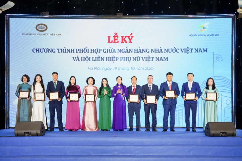Đồng chí Tô Huy Vũ - Bí thư Đảng ủy, Chủ tịch Hội đồng thành viên Agribank (thứ 5 từ phải sang) và đồng chí Phạm Toàn Vượng - Phó Bí thư Đảng ủy, Tổng Giám đốc Agribank (thứ 3 từ phải sang) vinh dự nhận Kỷ niệm chương “Vì sự phát triển của Phụ nữ Việt Nam”. Đồng chí Tô Huy Vũ - Bí thư Đảng ủy, Chủ tịch Hội đồng thành viên Agribank (thứ 5 từ phải sang) và đồng chí Phạm Toàn Vượng - Phó Bí thư Đảng ủy, Tổng Giám đốc Agribank (thứ 3 từ phải sang) vinh dự nhận Kỷ niệm chương “Vì sự phát triển của Phụ nữ Việt Nam”.